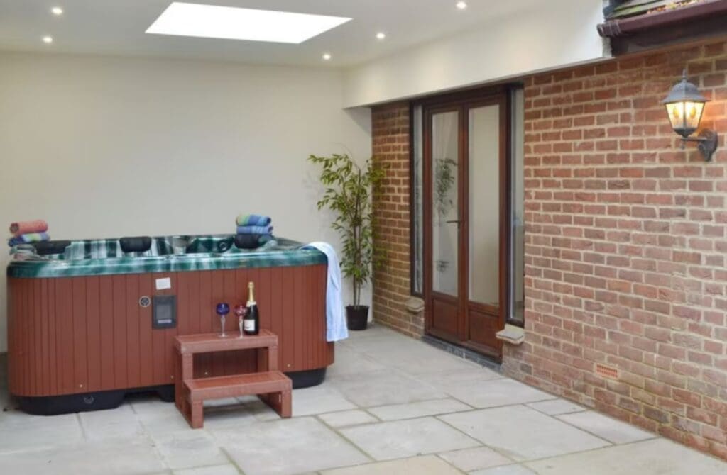 Hot Tub next to brick - Lodges with Hot Tubs Kent