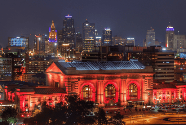 This photo shows the skyline of the city at night, a view that is one of the best dates in Kansas City.